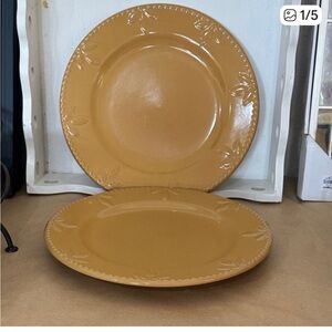 Like New Signature Sorrento Debby Segura Dinner Plate Gold Set of 2